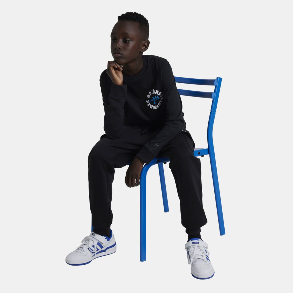 Black kids fleece cargo pants with drawstring waist and side cargo pockets, cuffed legs