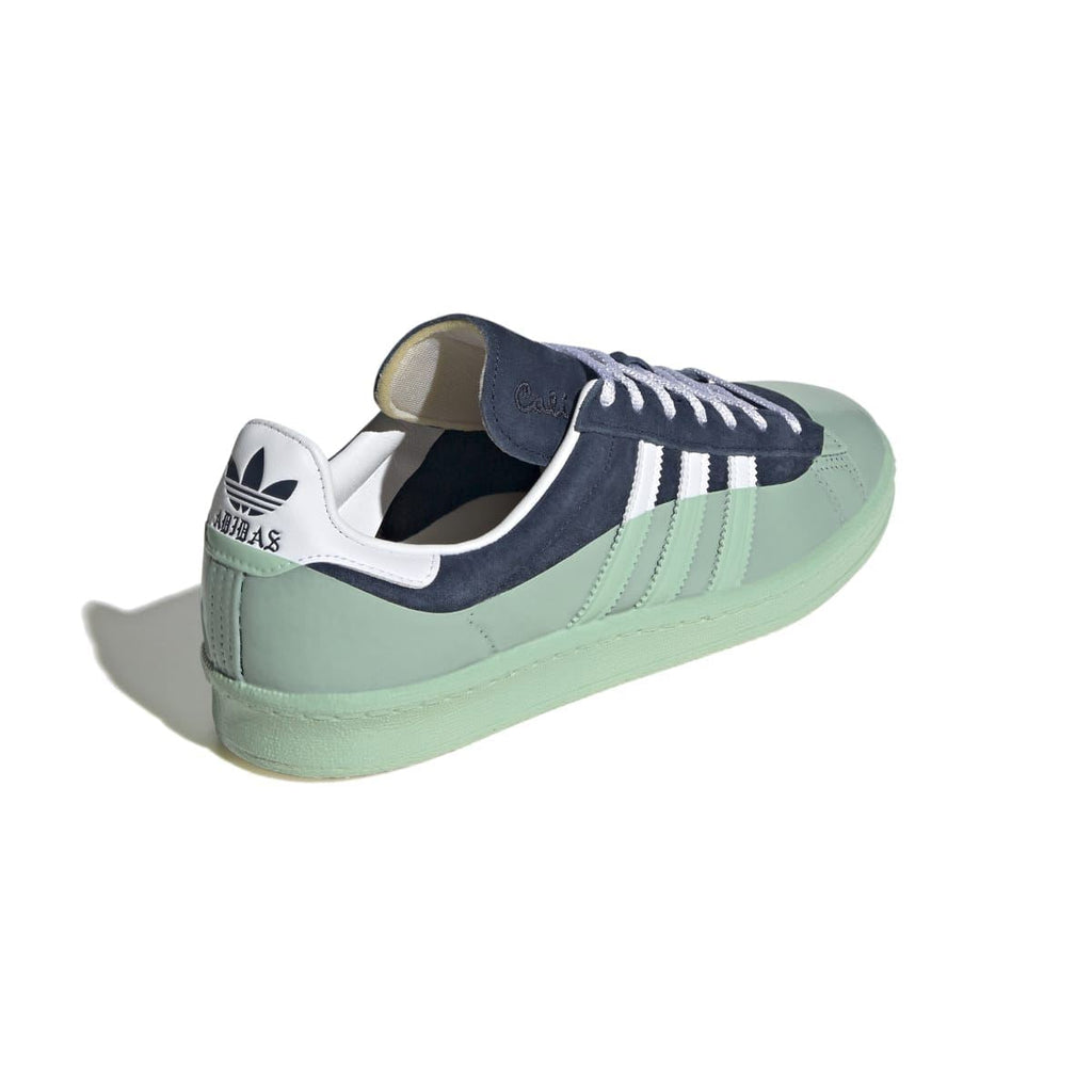 Low-top trainers with navy heel, mint sole, white collar lining, and lace-up front