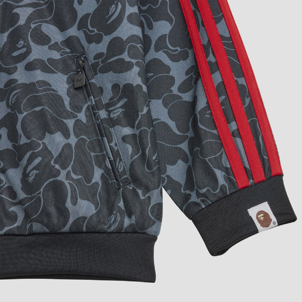 Camo zip-up jacket cuff with red sleeve stripes and ribbed hem detail
