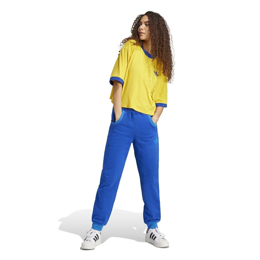 adidas Originals casual sweatpants, relaxed fit trousers with elastic waistband, made of soft fabric for comfortable everyday wear