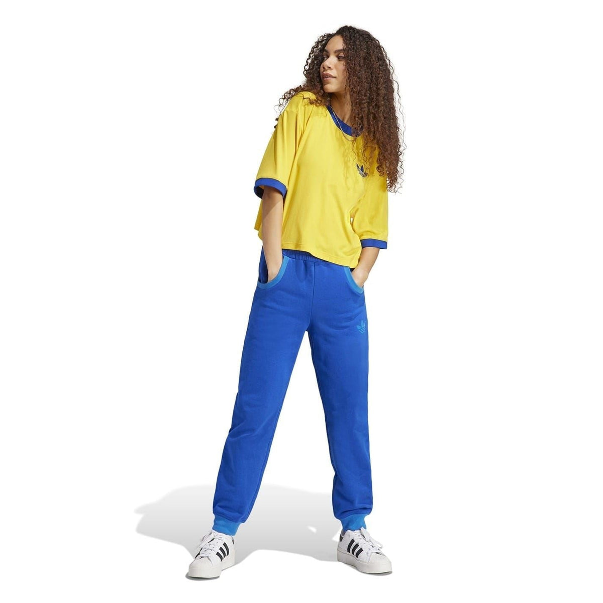 adidas Originals casual sweatpants, relaxed fit trousers with elastic waistband, made of soft fabric for comfortable everyday wear