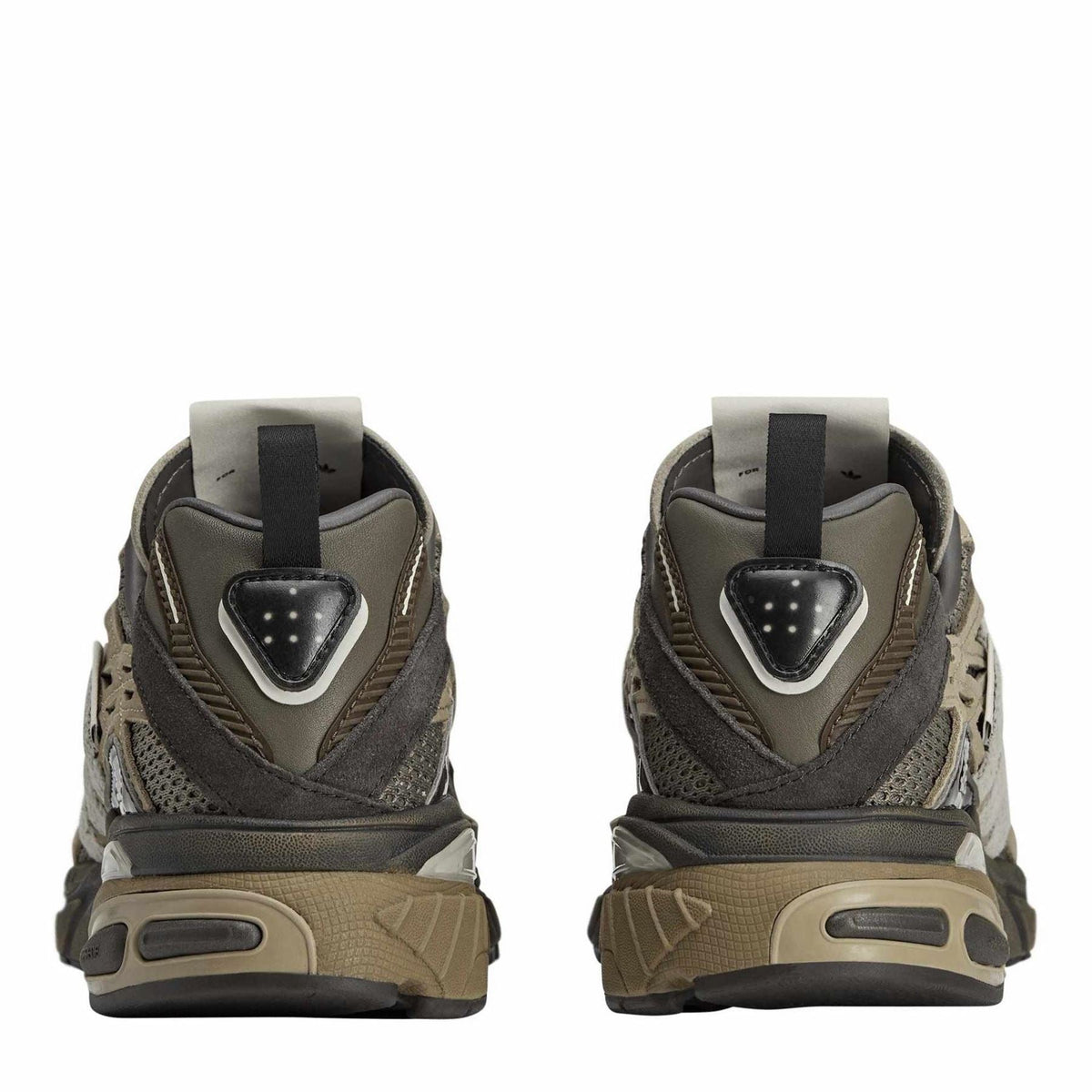 Low-top walking shoes heel view with cushioned collar and rubber midsole