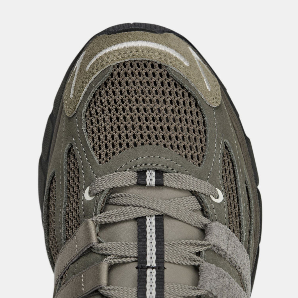 Cushion STFM trainers close-up, breathable mesh upper with gray laces