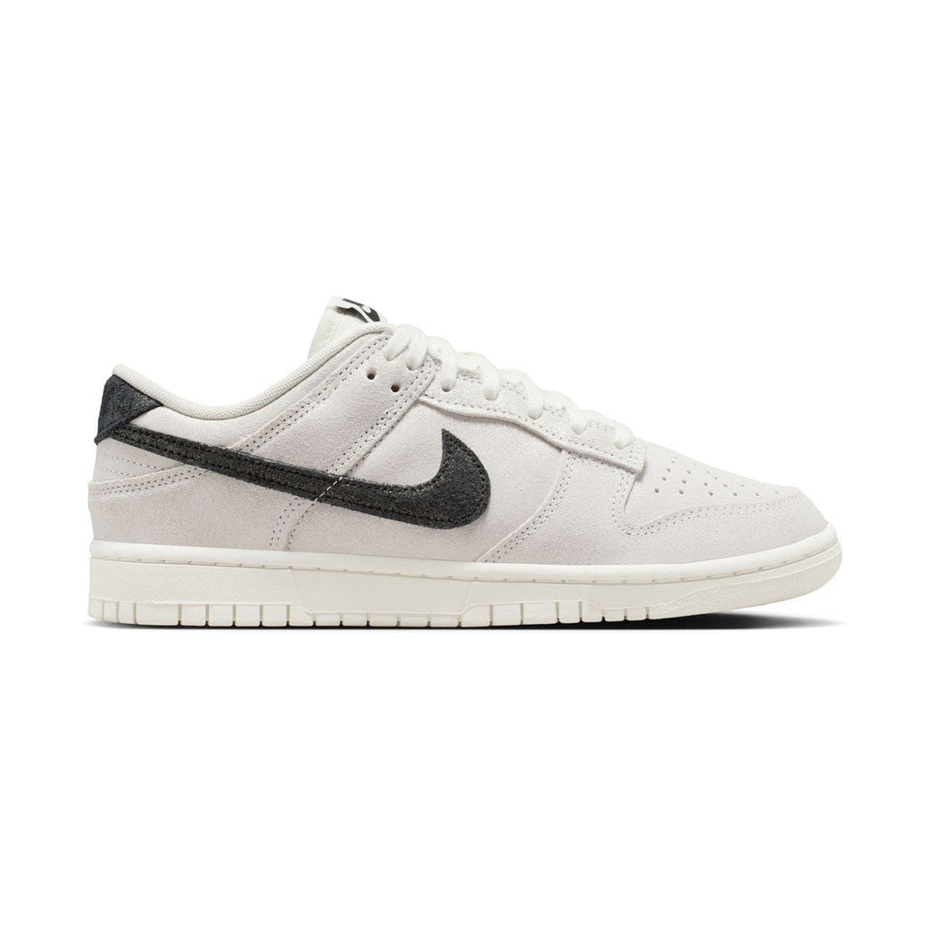 WOMENS NIKE DUNK LOW SE-WHITE/BLACK-HQ3502-100