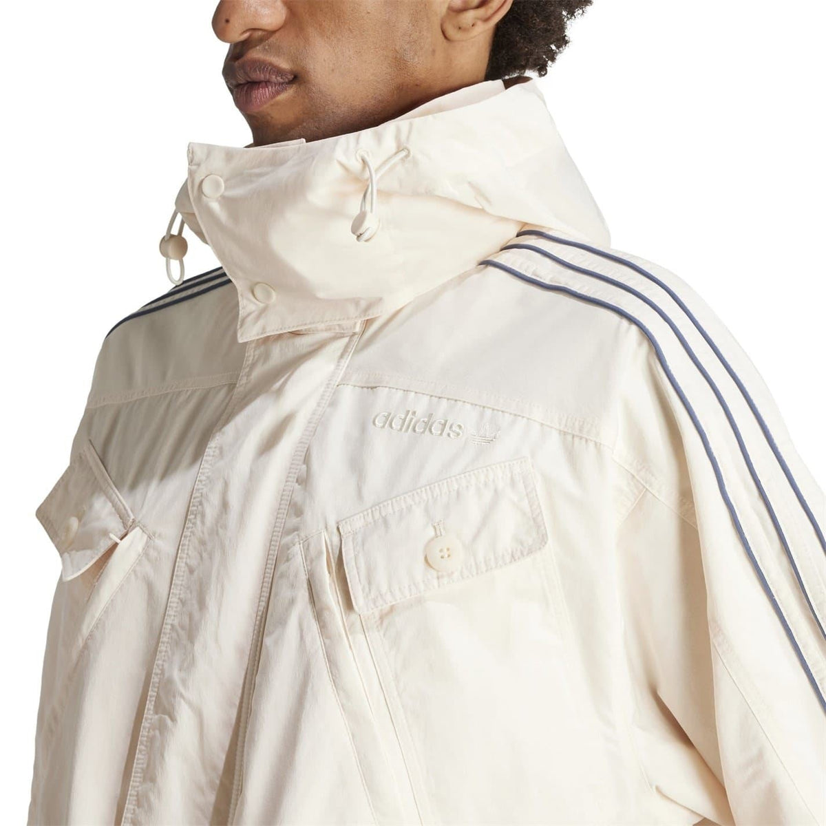 adidas Originals windbreaker jacket with external pocket, lightweight coat for casual wear, featuring a sporty design and zip closure