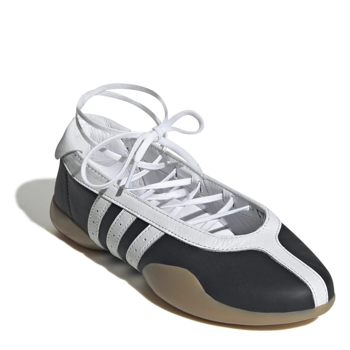 Taekwondo sneakers with white laces, black side panels, and white stripe overlay
