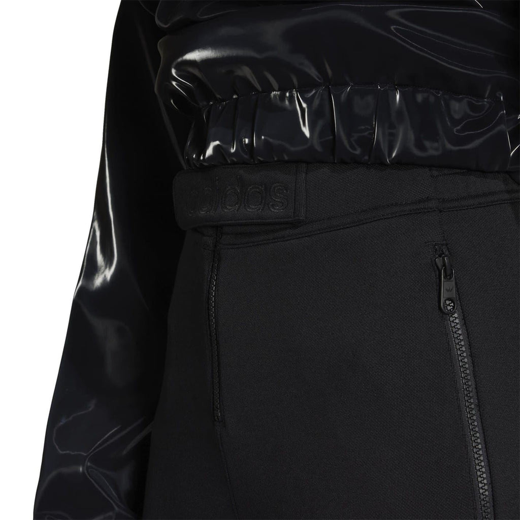 Black performance tights with zip pocket and elastic waistband