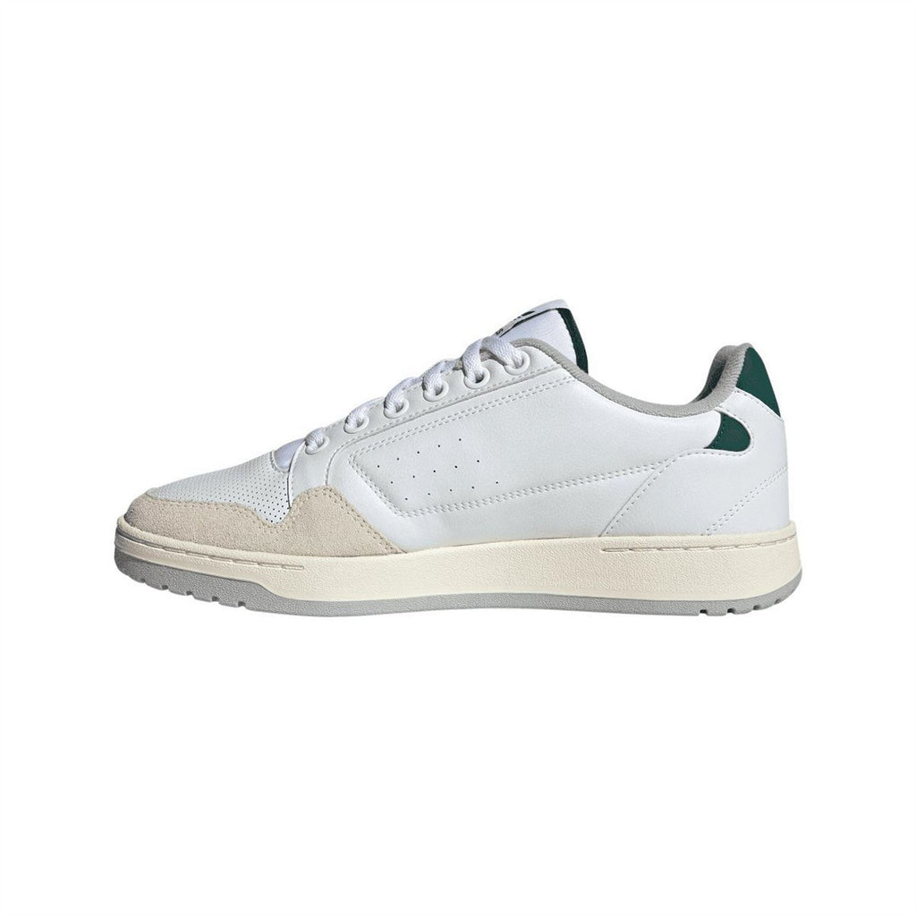 White adidas Originals low-top trainer with green heel stripe, beige sole, lace-up