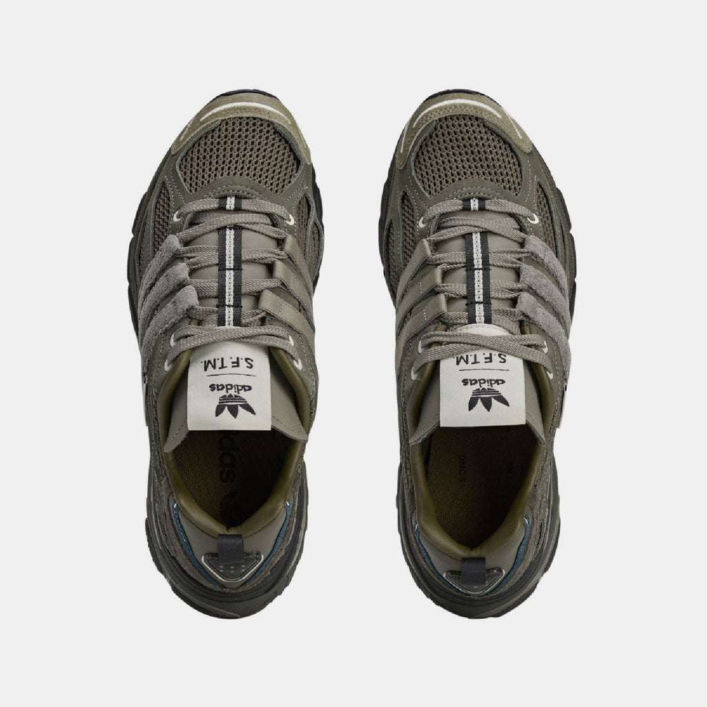 Cushion STFM trainers front view, gray laces, mesh toe, tongue patch detail