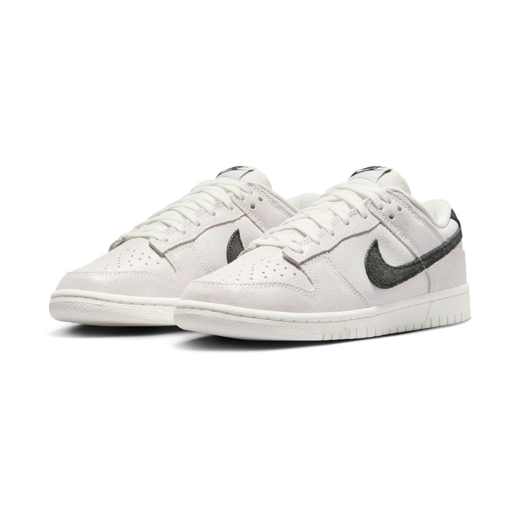 WOMENS NIKE DUNK LOW SE-WHITE/BLACK-HQ3502-100
