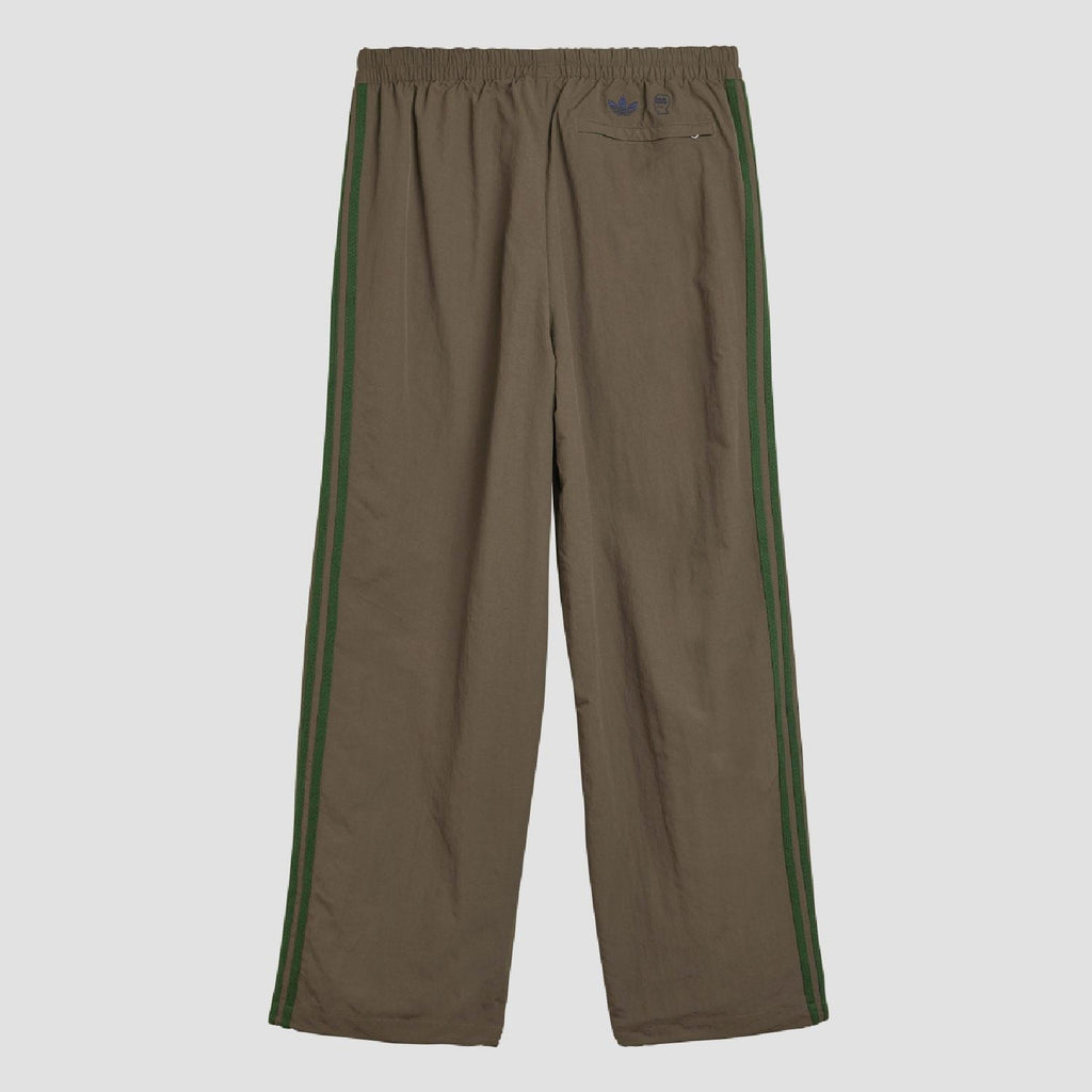 Chocolate track pants with elastic waist and green side stripes, small back logo