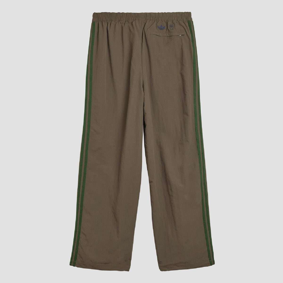 Chocolate track pants with elastic waist and green side stripes, small back logo