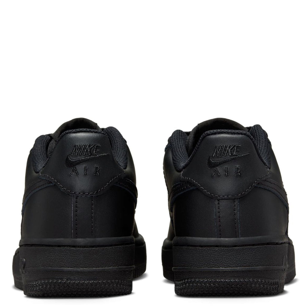 Kids' Nike Air Force 1 LE sneakers heel view, black leather with Air branding